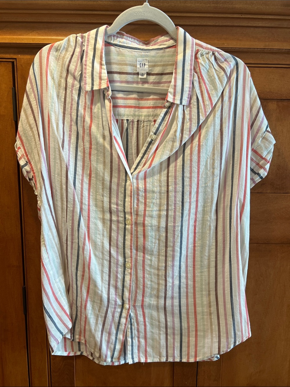 GAP Short-Sleeve Casual Button-Up Shirt in White with Red & Blue Stripes